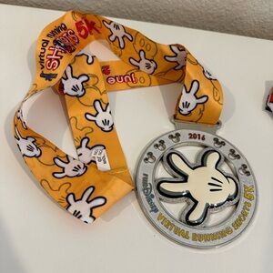 2016 Disney 5k Mickey Glove Virtual Running Shorts Metal - Collectable